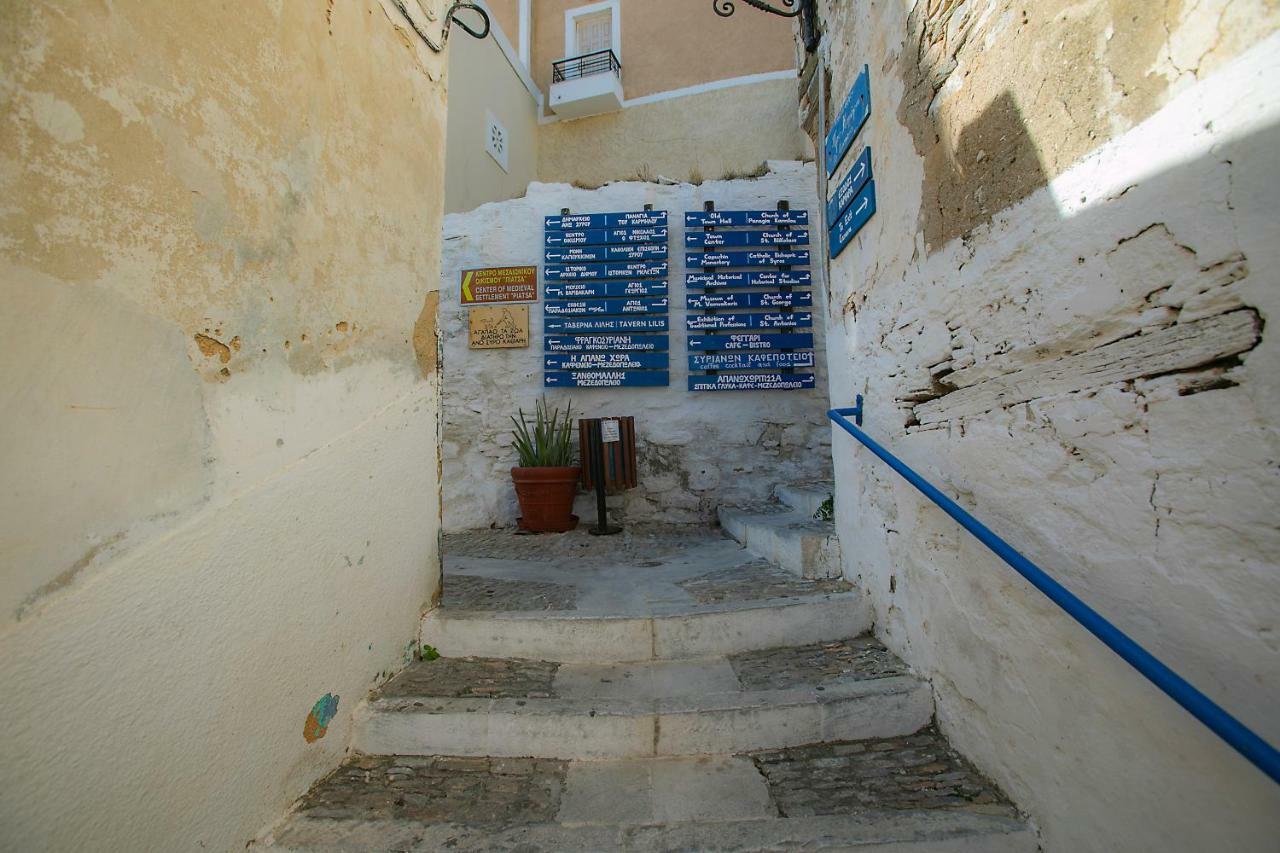 Le petit château Ano Syros Exterior foto